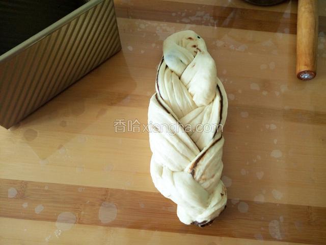 三股辫编起 两头捏紧 并向下收好