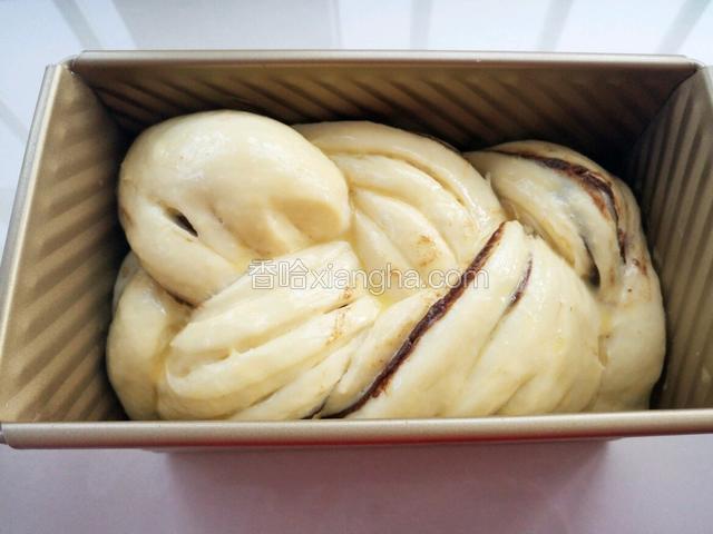 发酵至八分满 取出刷蛋液 预热烤箱