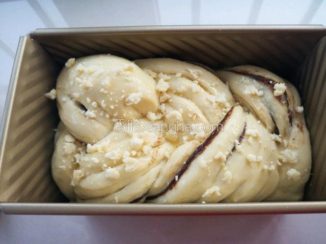 再撒上酥粒 （酥粒的做法之前有 嫌麻烦百度吧 很简单）