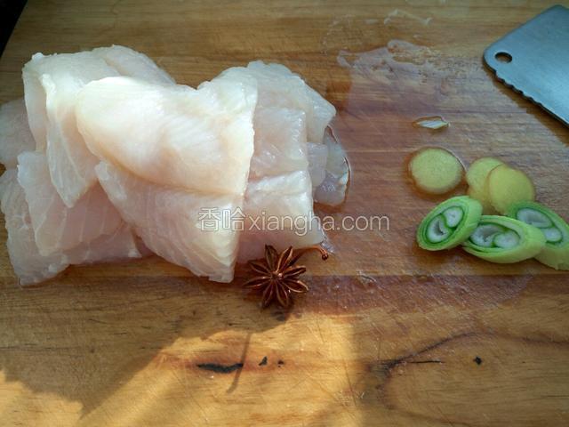 鱼肉切小段  葱姜切好 再准备一个大料