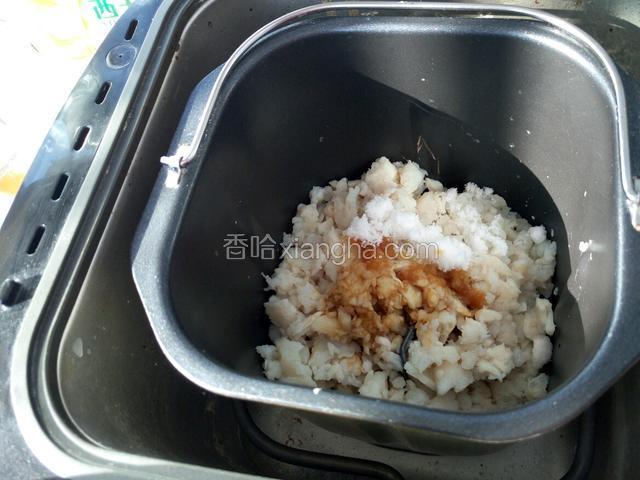 不用像做其他肉松那样 敲碎 直接把鱼肉放入面包机就行了  同时放入其他调料
