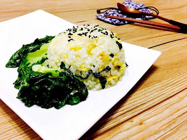 鹅蛋翡翠炒饭