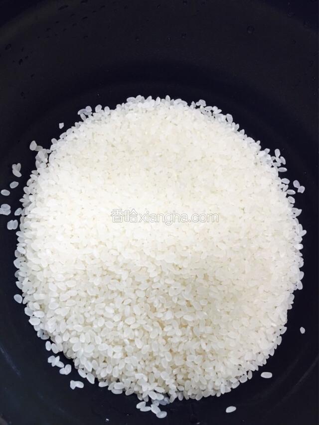 大米淘洗干净