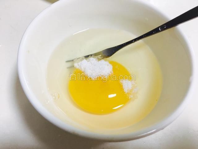 打入碗中，放入盐调味