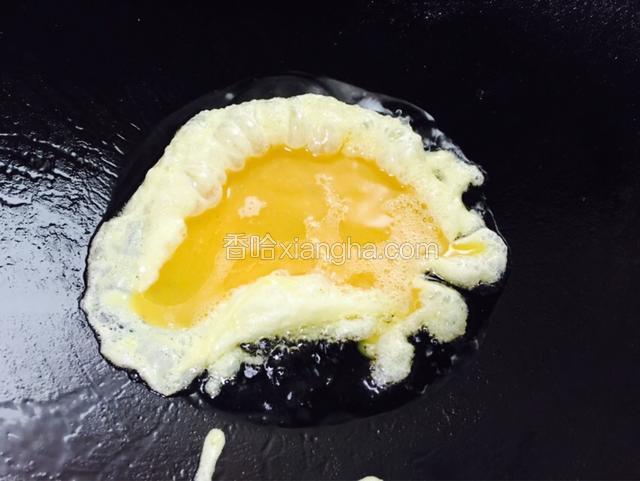 热锅起油，小火倒入蛋液