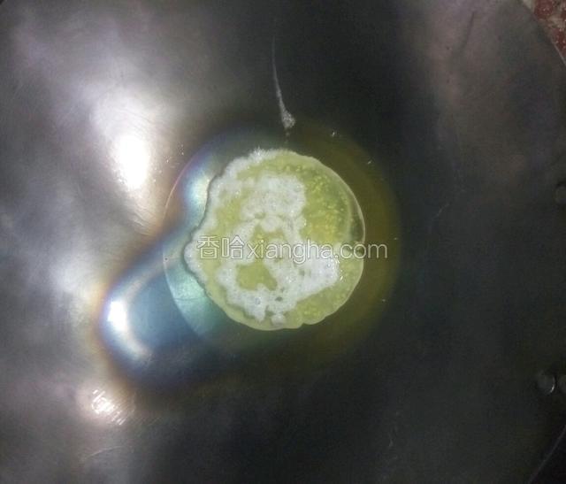 开大火预热锅，手放到锅上方能感到明显的热量，把油放进去（6勺左右）要等油温上来，不能冷的放蛋进去，有点油温即可