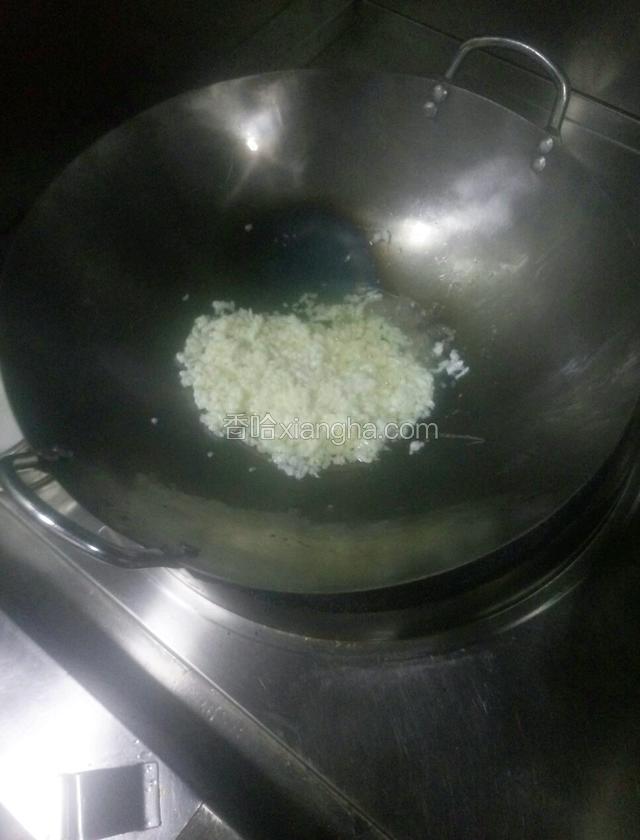 把蛋清先放进锅里，不停的翻炒蛋清，把蛋清炒开至结块，火不能太旺 中火即可