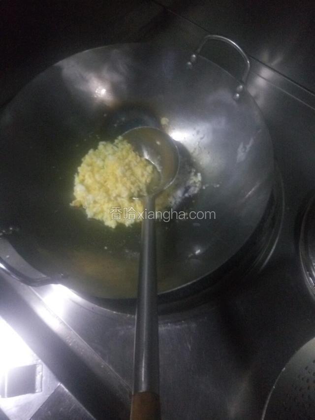 蛋清结起来之后，把蛋黄倒入 一同翻炒，最后加入醋（大概2-3勺的量按，按个人喜欢添加）