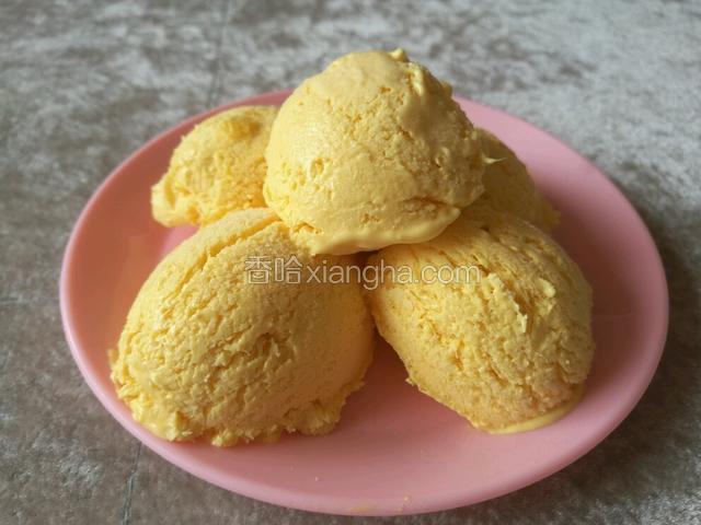 四小时后开吃了，挖雪球了，美味的冰淇淋完成了。