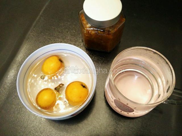 三个新鲜枇杷洗干净后用开水烫一下，这样好拨皮。