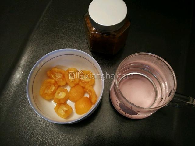 枇杷去皮去茎去核，另外倒一杯开水。