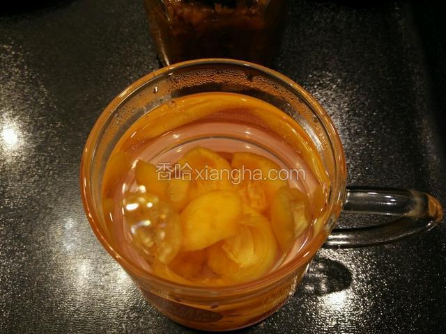 把枇杷果肉放入开水中浸泡一下。