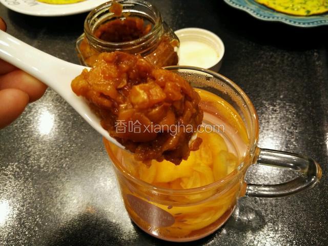 加入一大勺枇杷果酱，搅拌一下。