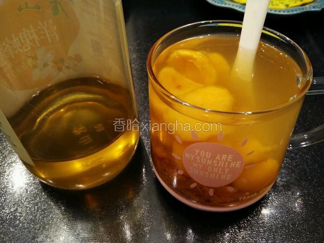 等到不太烫温温的时候加点蜂蜜，再搅拌一下，就ok啦。