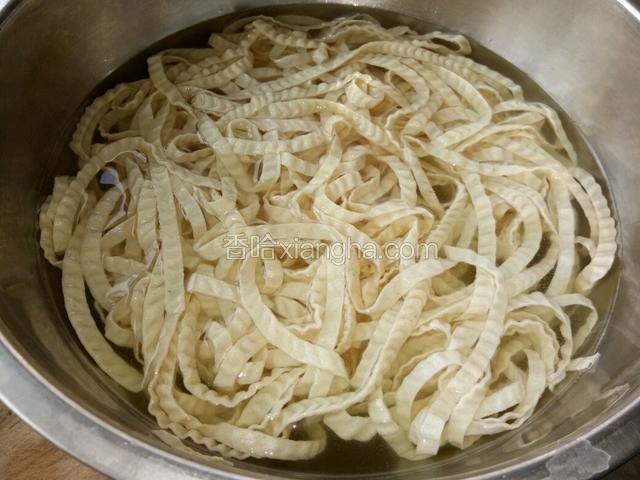 干豆皮用温水泡胀