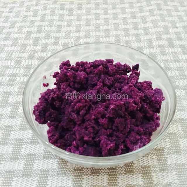 搅拌好芝士和白糖的紫薯泥