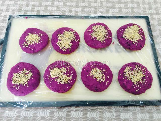 再撒上芝麻，可以煎饼了
