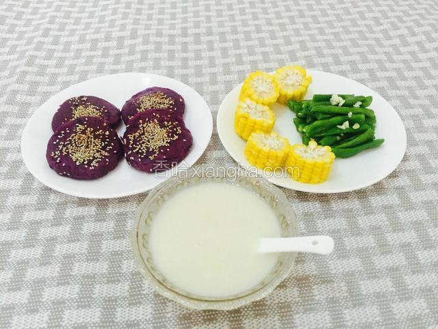 附上美美滴早餐图
淮山糊
芝香紫薯饼
玉米拼凉拌豆角
美好的一天，又开启了……
