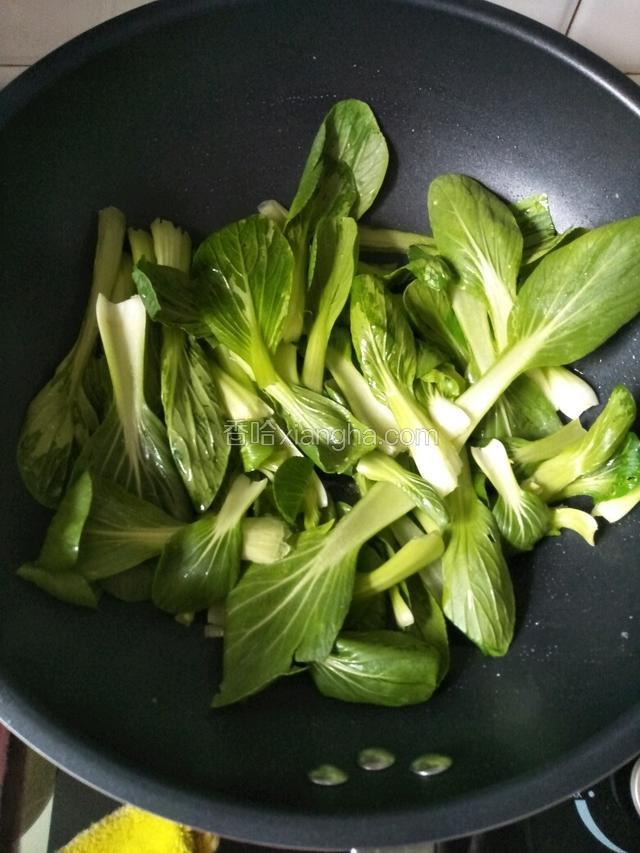 烧热倒入青菜