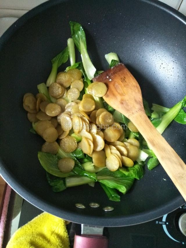 倒入豆饼翻炒