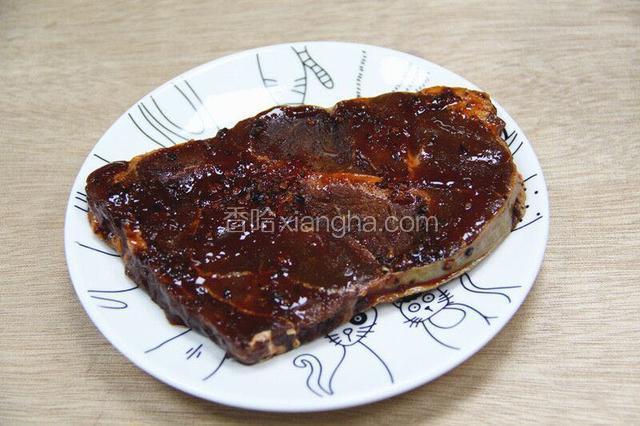 牛扒加入盐、黑胡椒粉、稍微腌制一会（按照个人口味进行腌制）