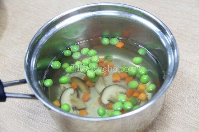 胡萝卜丁跟青豆焯一下开水