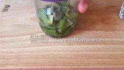 猕猴桃汁的做法图解4