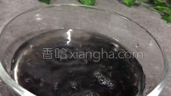 核桃仁黑豆浆的做法图解3