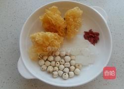 冰糖银耳莲子羹的做法图解1