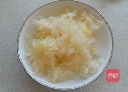 冰糖银耳莲子羹的做法图解2