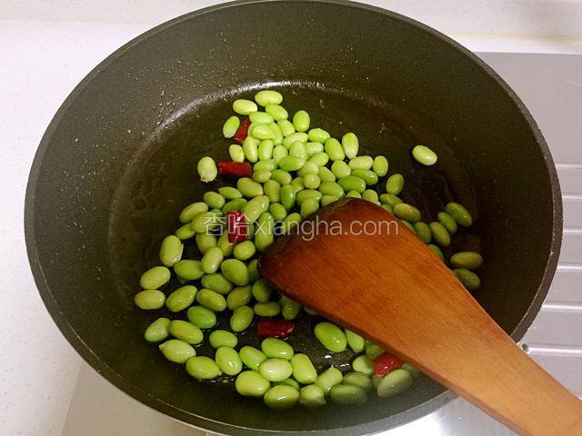 放入毛豆煸炒至变色。