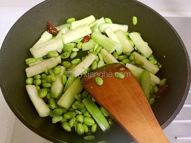 加入丝瓜翻炒。