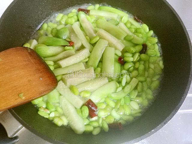大火煮至丝瓜软糯。