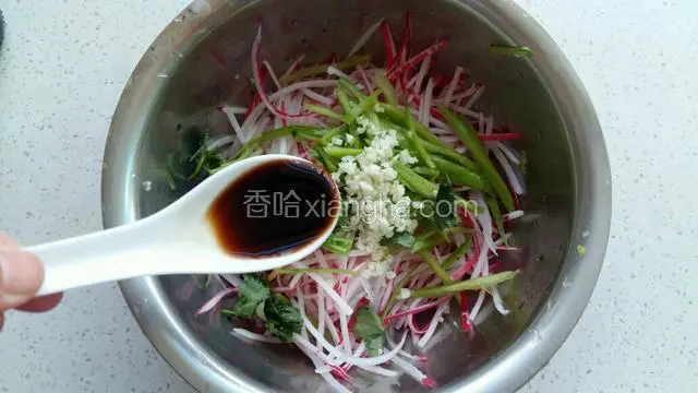 蒜蓉和香菜放入水萝卜上面，倒入生抽。