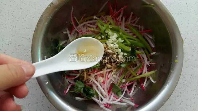 倒入一勺多白醋。