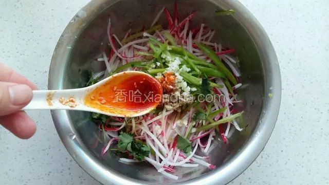 再加一勺芝麻辣椒油。
