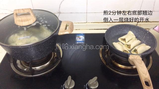 水饺我就不说了 平底锅煎锅贴 两分钟左右后加开水