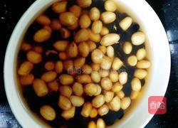 黑豆花生莲藕猪骨汤的做法图解1