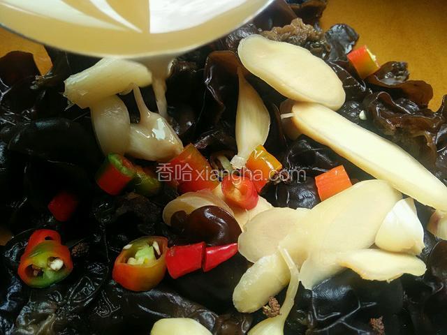 加入一大勺老坛盐水拌匀腌制20分钟入味，