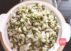 简单粗暴童年回忆：蜂蜜蒸槐花的做法图解1