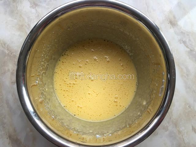 蛋黄加入30克糖，用电动打蛋器打发到颜色变浅，体积蓬松。