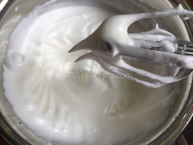 用电动打蛋器打发蛋清，打发到提起打蛋器能拉出弯曲小尖角即可。
