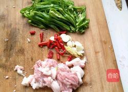 杏鲍菇炒肉片的做法图解1