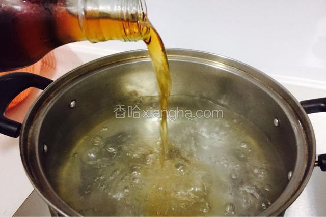 锅里放入清水加入少许料酒煮开