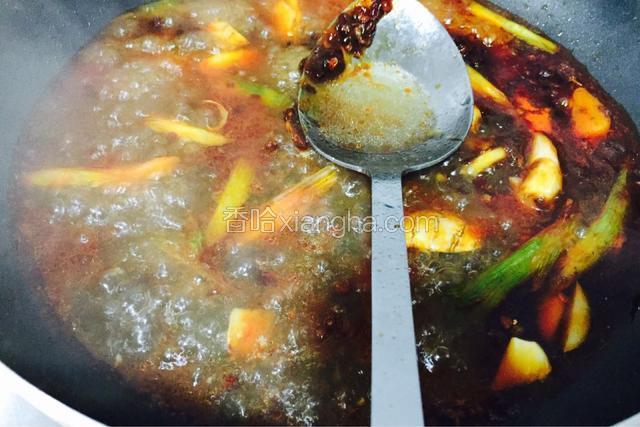 将酱料拌匀加入适量开水煮出香味