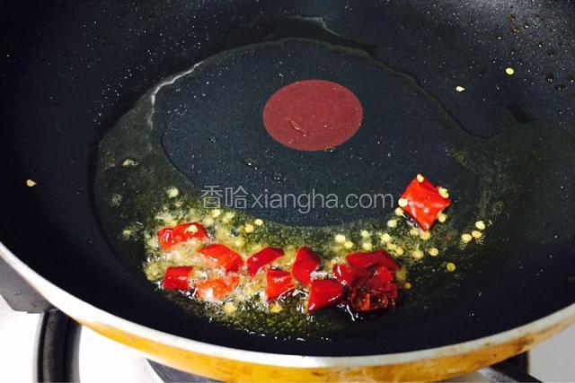 再起油锅下干红辣椒煸香出红油