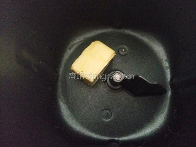 先把黄油放入面包机 启动果酱程序 等待加热的过程中可以先准备其他原材料