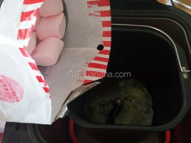 黄油融化后放入一包草莓味棉花糖 