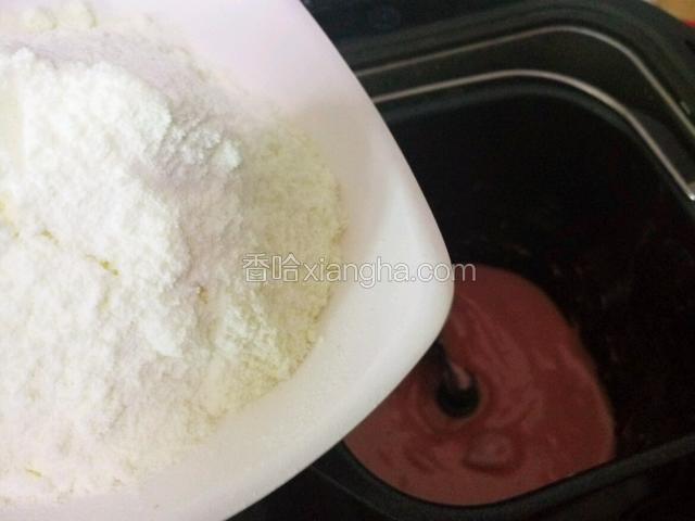 棉花糖融化了再继续放入奶粉搅拌