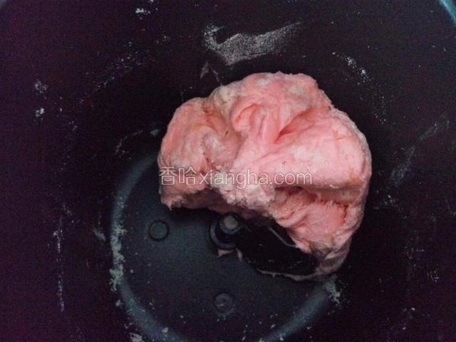 之前做的牛轧糖有点过稀了 成品就有点粘牙 这次的减少了黄油又增加了点奶粉 效果不错 